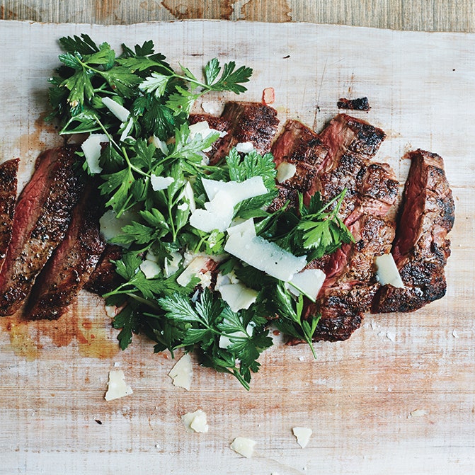 Gegrilltes Steak mit Petersilien-Parmesan-Salat